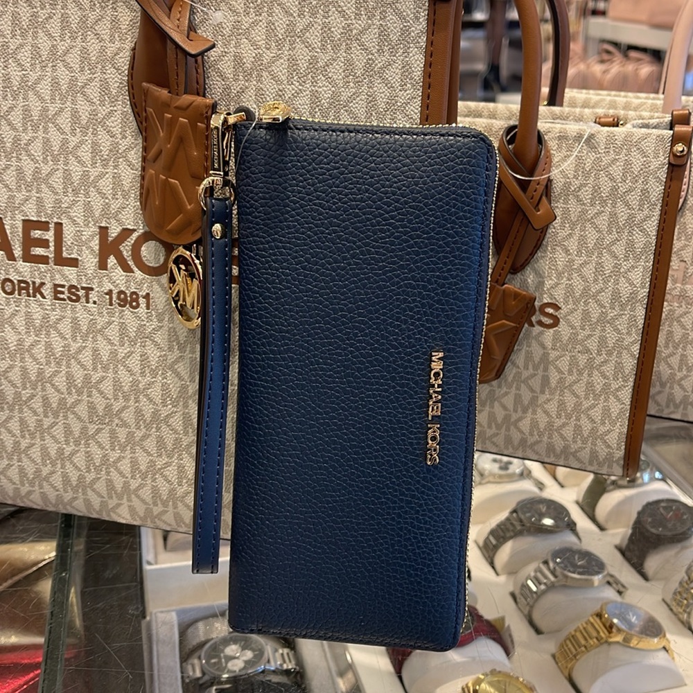 MICHAEL KORS LARGE TRAVEL CONTINENTAL WRISTLET WALLET NAVY BLUE COLOR
NWT - Picture 12 of 16